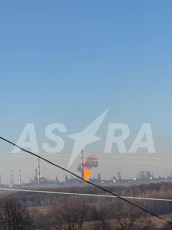 אש בבית הזיקוק באופה. העיקר מהבוקר: כטב"מים תקפו את בית הזיקוק באופה, כותבים אנליסטים של OSINT. הצילומים מצ…