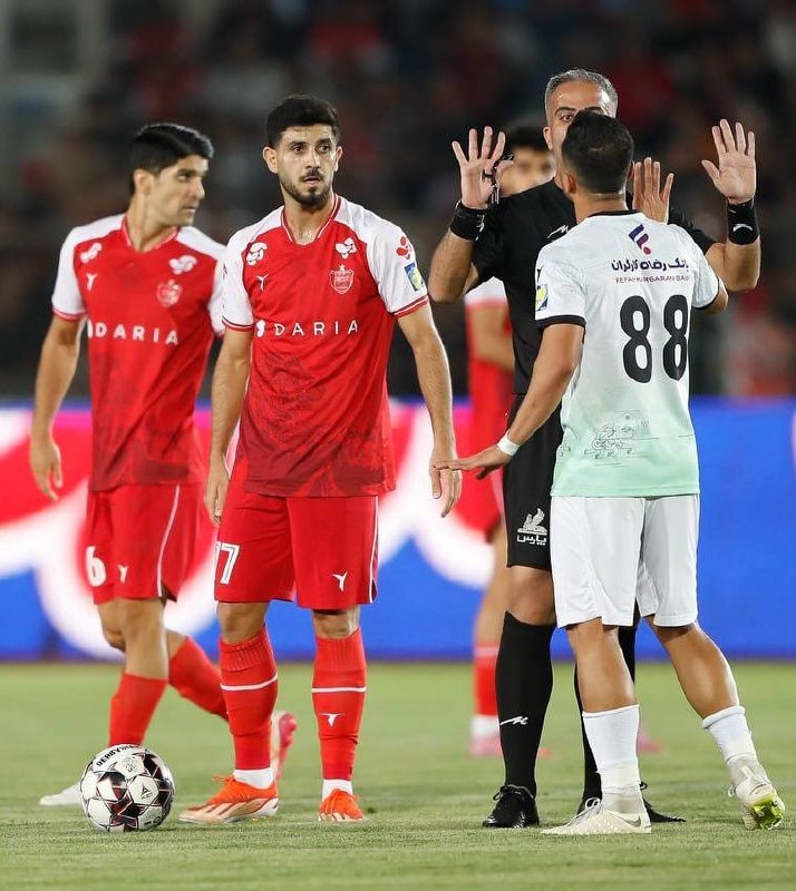 رفیق مدیا: پایان بازی پرسپولیس 2 _ 0 ذوب آهن🔹 سبقت پرسپولیس از استقلال/ شاگردان تارتار به یک قدمی صدر رسیدند⚽️گل‌ها‌: علی علیپور( 4