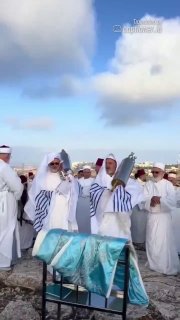 בשכם, על הר הנקרא "שער גן עדן". לפי האמונה השומרונית, הר גריזים קשור לסיפורו של יעקב אדוננו, כאשר ראה בחלום…