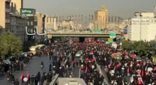 — 🇮🇷 חדש: הרחובות ברחבי הבירה מלאים באנשים שנעים לעבר מסע הלוויה