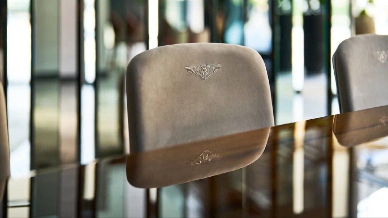 Bugatti и Bentley открыли в Дубае мебельные салоны 10