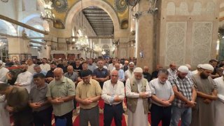 آلاف المصلين يؤدون صلاة المغرب في الأقصى