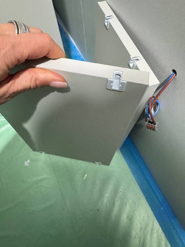 Начался этап плотной сборки мебели на объекте Съездила забрала выкрасы для мебели в другой проект Мебельщики мне подарили новенькие вееры с образца... - изображение 1 - мебели, понравилось, ручку