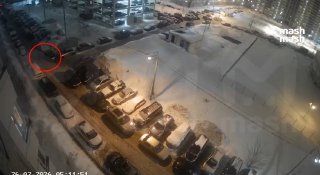 Ночной автомститель карает любителей парковаться вторым рядом в Подмосковье — прокалывает шины всем, кто закрывает своих соседей. Сделал то, о чём многие мечтали, получается. Борец за справедливость орудует в ЖК "Микрорайон Немчиновка". Каждую ночь выходит