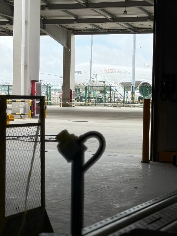 🚚✈️ 智能物流前线 · 机场作业实录 📦🤖🚚✈️ 智能物流前线 · 机场作业实录 📦🤖