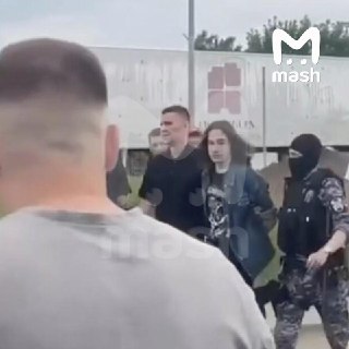 Нападавший взорвал самодельное взрывное устройство перед началом резни в торговом центре в Краснодаре. Очевидцы говорят, что СВУ было начинено гвоздями. По данным Mash, атаку начали с МФЦ на первом этаже здания. Нападавшему около 19 лет — его задержали. Лю