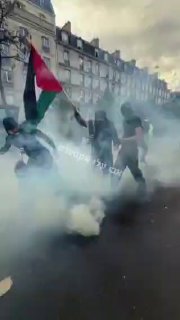 From yesterday's demonstrations in Paris... tear gas, a cap and a Palestinian flag... a winning combination.