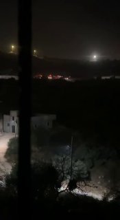 כוחות הכיבוש פושטים על בתים במהלך הסתערותם על הכפר קריות, דרומית מזרחית לשכם.