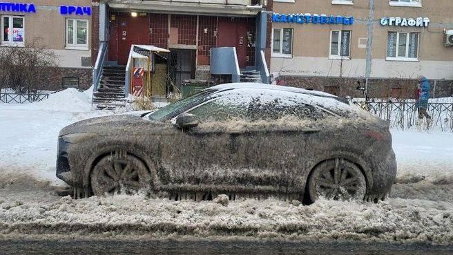 Лёд сковал машины петербуржцев после разлива воды на Звёздной в Питере.