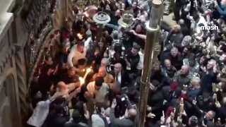 Благодатный огонь сошел в храме Гроба Господня в Иерусалиме. К празднику Пасхи его частицу доставят в Москву к богослужению в храме Христа Спасителя.Сегодня в Иерусалиме ввели повышенные меры безопасности, ранее старый город был закрыт для посещения паломн