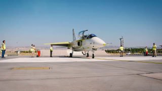 מטוס ה-HÜRJET הראשון של טורקיה המיועד לחיל האוויר השלים את טיסת הבכורה שלו ביום הניצחון, וסימן את המעבר מבד…