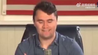 2022年，当佩洛西的丈夫被右翼人士闯入家里用铁锤打至重伤，查理·柯克渣嘲笑他，并且呼吁“爱国者”去把袭击者保释出来。后来，袭击者被判30年。@inside1024