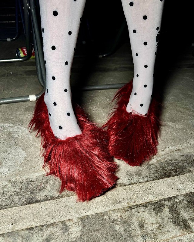 Гайз, надеюсь, вы уже посмотрели первые два урока или скоро посмотрите?Завтра, в 14:00 мск, я выложу 3-й — про карьеру в бьюти-индустрииНа нем мы поговорим о том, какие способы заработка мы можем использовать, как увеличить свой доход, как начать работать на съемках. Проанализируем мои кейсы, как я получала свои самые крупные заказы (напр. разработка брендинга волос для Yaspis)А после этого, 2-го апреля, я открою предварительную регистрацию на 3-й поток онлайн-курса для участников интенсива. Там мы с вами разберем все моменты, которые важны для успешной карьеры мастера по волосам. И стайлинговые средства, и трендовые укладки, и заработок в индустрии, и ведение соц. сетейМоя помощница свяжется со всеми, кто заполнял анкету и расскажет про программу и тарифы. Кому важно пойти со мной дальше, сможете попасть первымиА если хотите на курс, но анкету еще не заполняли, сделайте это сейчас. Чтобы моя помощница связалась и с вами 🙌🏻