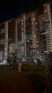 Сегодня отмечается День ВДВПитерский мужик решил его отпраздновать по-своему: он выпрыгнул с парашютом из окна многоэтажки и приземлился около фонтана