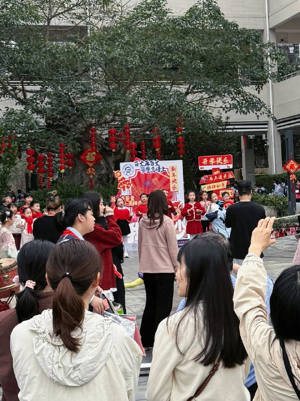 小米粥开学啦！神兽归笼🤣总算能喘口气～上回学校运动会响应全运会，校门口有大湾鸡表演，已经够新潮了，这次直接上机器人穿校服跳《迎春花》，妥妥响应春晚的机器人热点，科技感拉满，学校这波操作也太会了～