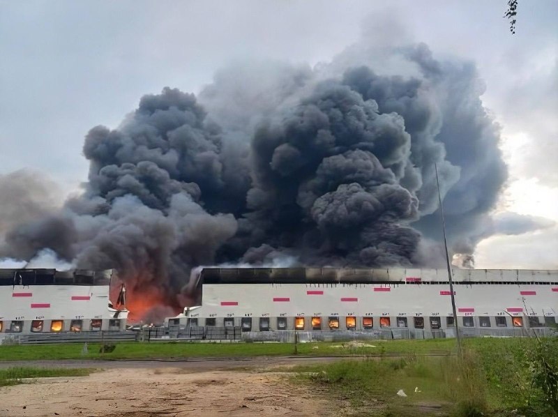 ❗️Ukrainian drones struck a Wildberries sorting center near Ryazan, setting the facility ablaze.