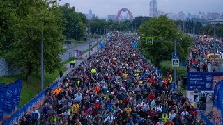 47000 московских зожников приняли участие в первом в этом году Ночном велофестивале. Если не знали или пропустили — показываем, как всем им было хорошо. Стартовали все на Крылатской улице, финишировали (не все) на Университетской площади. Проехали по вечер