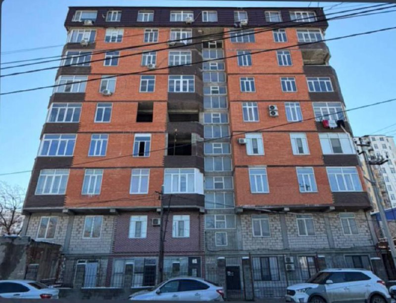 📍 8-этажный дом на улице Азизова в Махачкале должен быть снесен – такое решение вынес суд по иску администрации города. фото