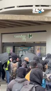 🇮🇱 The riots in France: a man pulled a gun on the looters to protect his store.