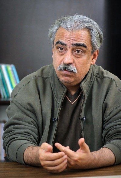 پشت پرده - Poshteh Pardeh: عوستاد خوش چشم: باید آب‌های فلوریدا رو با مین‌های هوشمند مین‌گذاری کنیم، اینکار میتونه حواس آمریکا رو پرت کنه و ارتش آمر