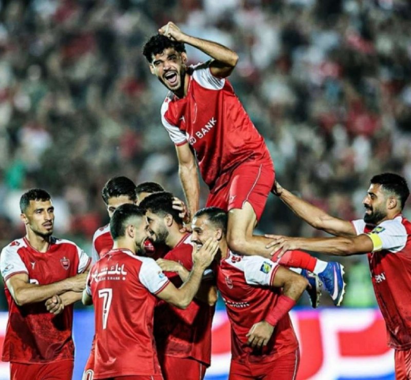 90: پایان بازی| سرخ‌ ها جای استقلال را در صدر گرفتندپرسپولیس 4 _ استقلال.خ 1گل‌ ها: محمد خدابنده‌ لو(6)، علی علی‌ پور(20)، ا
