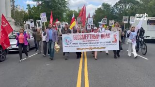 "Бессмертный полк" прошёл в США, Германии, Нидерландах и Иордании. Тысячи нашеньких с георгиевскими лентами, флагами вышли на парад с портретами предков и возложили цветы к мемориалам. В Вашингтоне акцию пытались сорвать украинские демонстранты. Они провоц