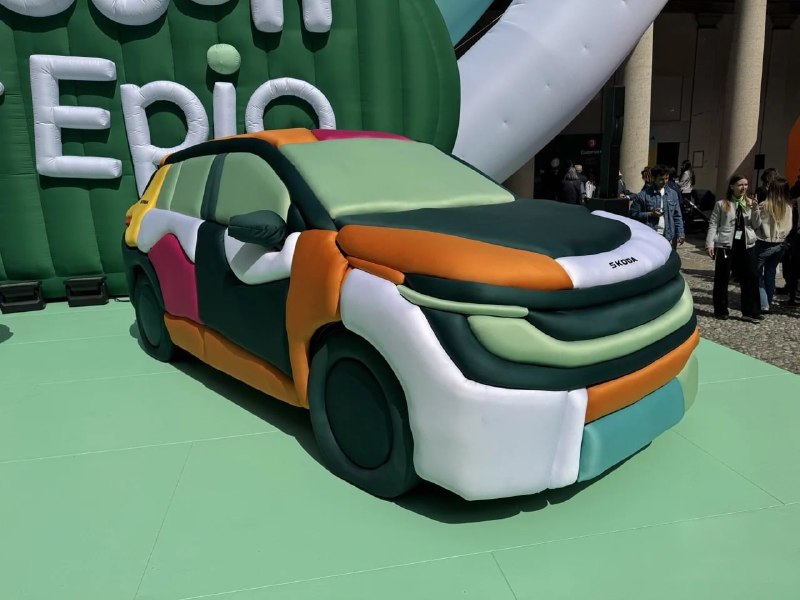 Skoda показала НАДУВНОЙ автомобиль. На Миланской неделе дизайна бренд привёз батут внедорожник Epiq,