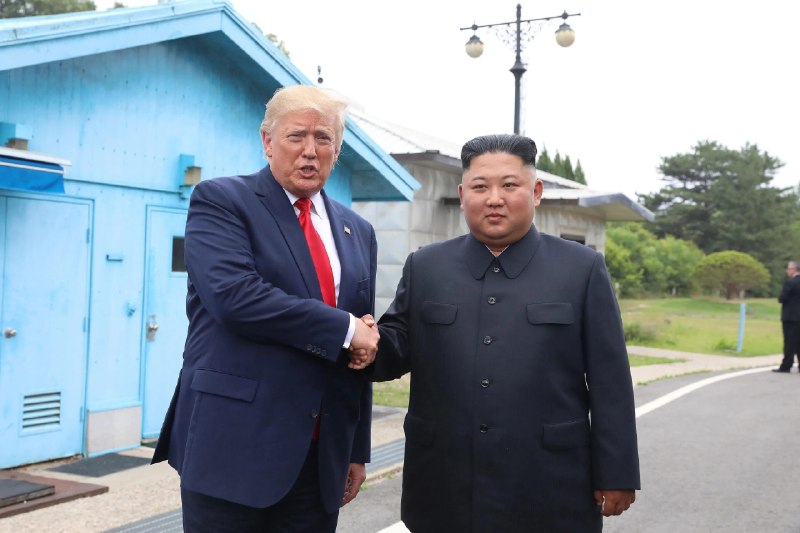 خبر آنلاین: ترامپ: کیم جونگ اون به پیشنهاد آمریکا برای گفتوگو پاسخ داده است!دونالد ترامپ اعلام کرد که کیم جونگ اون، رهبر کره شمالی،