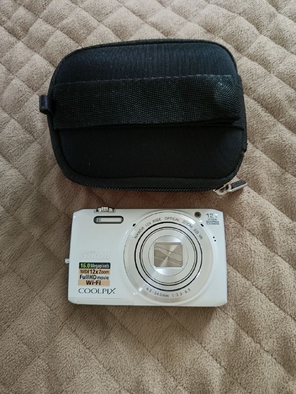 Цифровой фотоаппарат Nikon с чехлом — фото 1