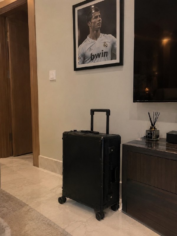 CR7 NEWS: 📸 اسطوره کریستیانو رونالدو هنوز توی خونهش عکسی از خودش مربوط به فصل ۲۰۱۱/۱۲ با پیراهن رئال مادرید نگه داشته.🤍🥲---------