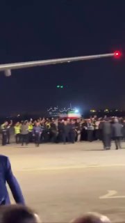 היבט נוסף של קבלת הפנים מולנו של המנהיג ההרוג עם הקריאה: לא, לא, אמריקה, לא, לא, שבויים