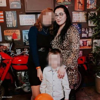 Дети бывшей солистки группы "Воровайки" Яны Павловой разбились насмерть, катаясь на санках по горке в селе Подгородняя Покровка в Оренбургской области. 22-летняя дочь и 10-летний сын певицы упали и погибли на месте 22 февраля. Их тела нашли в овраге около 