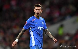 У футболиста Федора Смолова 28 мая произошел конфликт с двумя посетителями кафе в центре Москвы, по одной из версий, Смолова спровоцировали, а впоследствии требовали деньги за непубликацию видео, но тот платить не стал — спортивный журналист Иван Карпов  В