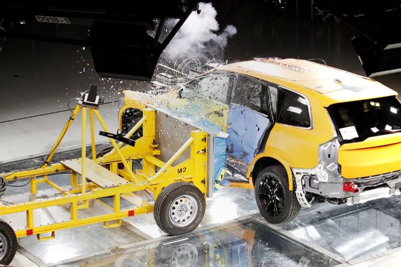 Компания ZF разработала новую подушку безопасности которая отталкивает пассажиров на 60 мм от дверей