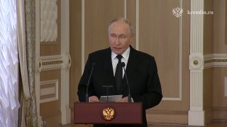 Владимир Путин выступил в Санкт-Петербурге на Дне Военно-морского флота. Он поздравил военных с праздником и вручил награды. Собрали главное из его заявлений: — Попытки изолировать Россию в такой сфере, как оборона и безопасность, терпят полное фиаско. Рас