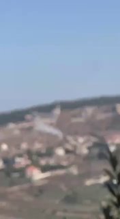 🚨 סצינות המתעדות את פגזי הארטילריה שכוונו לפאתי העיירה עאיטה אל-ג'בל