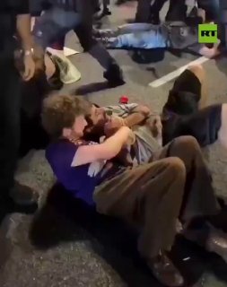 עצרת מחאה מול מעונו של נתניהו; המפגינים דרשו להפסיק את המלחמה בעזה