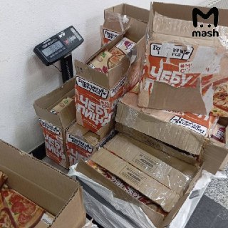 40 килограмм "Чебупиццы" на пути в ЕС перехватили псковские таможенники.31 марта на пункте пропуска Куничина Гора сотрудники погранслужбы тормознули россиянку Ольгу Т. с коробками, которые она якобы везла для себя. Внутри — углеводный запас на два месяца в