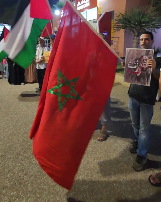 مرکز اطلاعرسانی فلسطین: 🔴تجمع گسترده در مراکش در اعتراض به سفر وزیر صهیونیستیشمار زیادی از مردم شب گذشته در شهر مراکش در اعتراض به سفر وزیر حمل