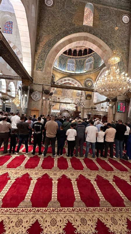 الأهالي يصلّون المغرب في المسجد الأقصى
