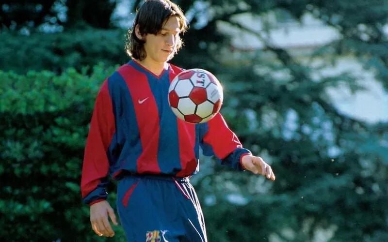 Disclosure of three reports on Messi's first appearance in Barcelona; They shouldn't have signed a contract with him because of his height! While Messi hung up his boots at the national level after winning all the honors available, Spanish newspaper Mundo Deportivo revealed the reports of the early days of the Argentine superstar's presence at Barca in 2000, which were filled with doubts about his success, after 26 years.
