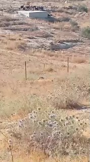 מתנחלים תופסים בארות מים באזור ח'לת אל-חומוס, דרומית ליטא, ומפנים את השאיבה שלהם כדי להזין מאחז התנחלויות ב…