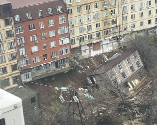 В Махачкале в результате наводнения из-за сильных дождей обрушился жилой дом, еще четыре дома находятся в зоне потенциального риска, сообщил мэр города Джамбулат Салавов.«Дома оцеплены. В них расположено более 100 квартир. В целях обеспечения безопасности 