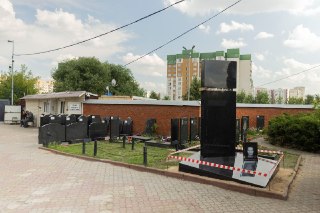 На могиле Навального в Москве начали устанавливать памятникСегодня на Борисовском кладбище начали устанавливать памятник Алексею Навальному, сообщает «Медиазона». К могиле политика пришли его родители, а также близкие друзья и сторонники. В это время на кл
