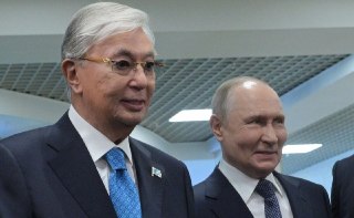 ⚡️ «Никто не знает, как выйти из ситуации, но можно заморозить всё это дело». Токаев предложил Путину прекратить боевые действия и передал ему «сигналы» из Европы и США Касым-Жомарт Токаев выступил с комментарием военных действий России против Украины. На 