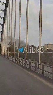ערימות עשן עולות מאחוז