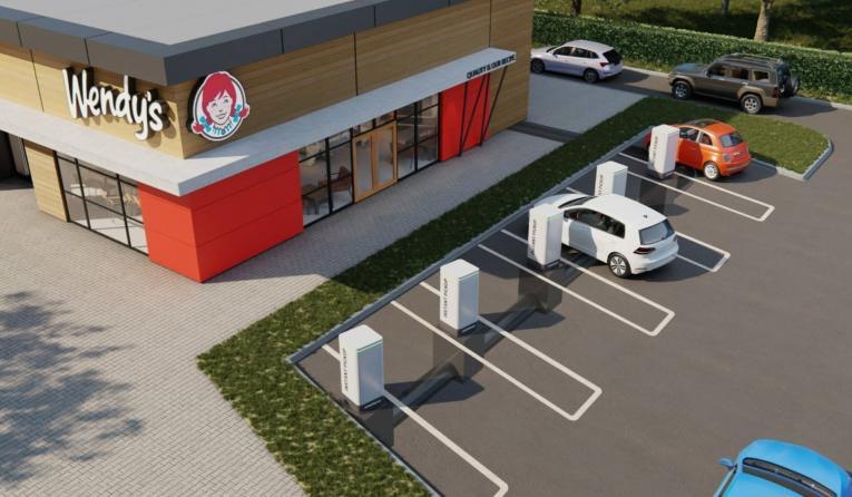据QSR报道，Wendy’s 连锁餐厅正在测试一种地下取货的机器人系统，它可以将外卖从厨房通过地下的系统运送到停车位旁边的取货货架上