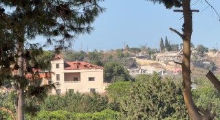 שני טנקים של צבא הכיבוש נסוגו מפאתי העיירה עיתא אל-ג'בל לעיירה חדדה, דרומית ללבנון, תוך כדי ירי כבד.
