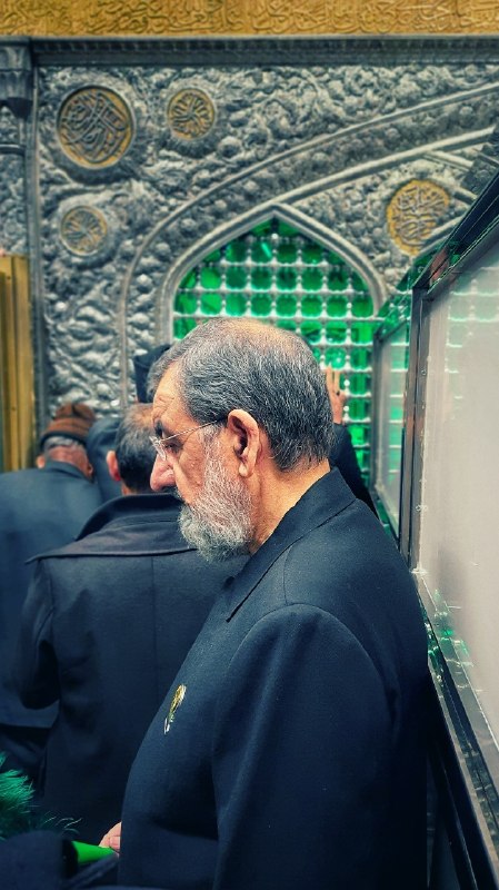 کانال مشرق: 📸تصویری از دبیر شورای عالی امنیت ملی سرلشکر محسن رضایی در لباس خادمی امام رضا علیه‌السلام @mashreghnews_channel