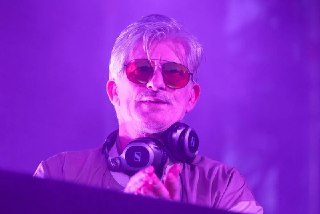 Музыка Kavinsky всегда звучала так, будто принадлежит городу после полуночи: неоновые вывески, пустые дороги и пункт назначения, который никогда не становится ближе. После смерти французского электронщика в возрасте 50 лет слушатели вновь вернулись к компо